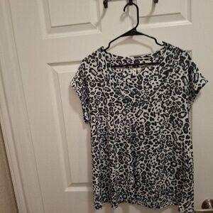 🍂3/$15 Cable & Gauge Large Black White Animal‎ Print V-Neck Casual Top